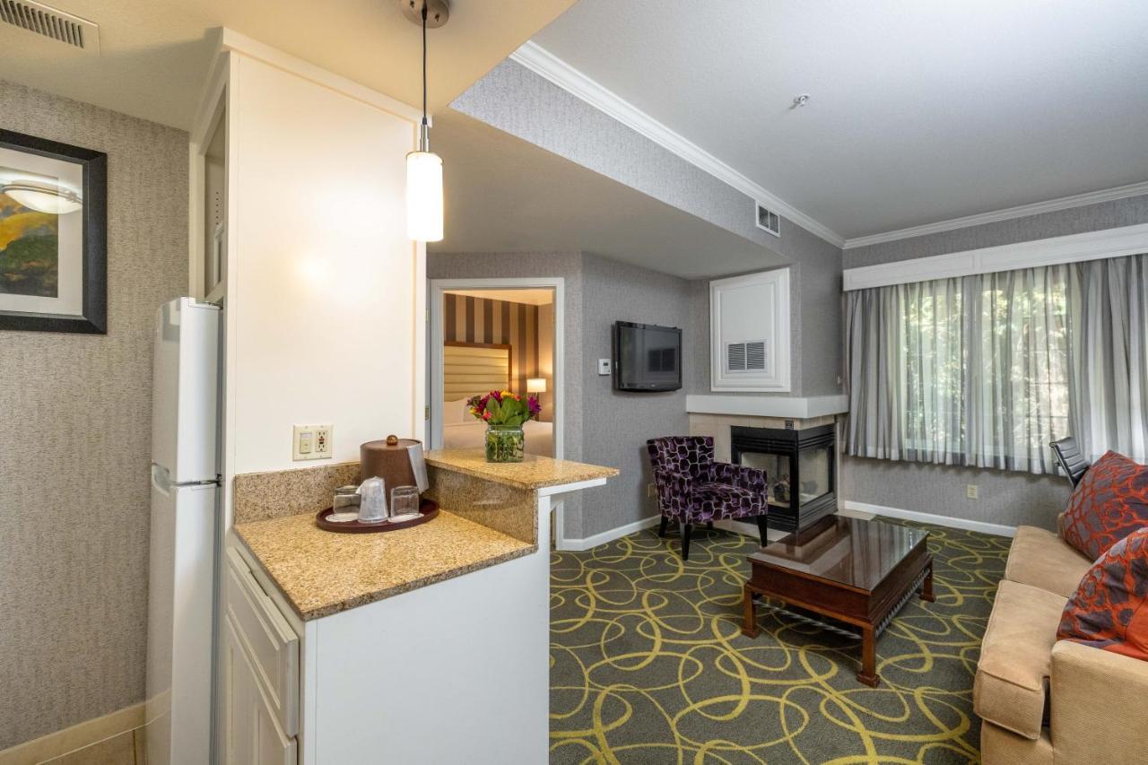 Best Western Plus Dixon Davis Bagian luar foto
