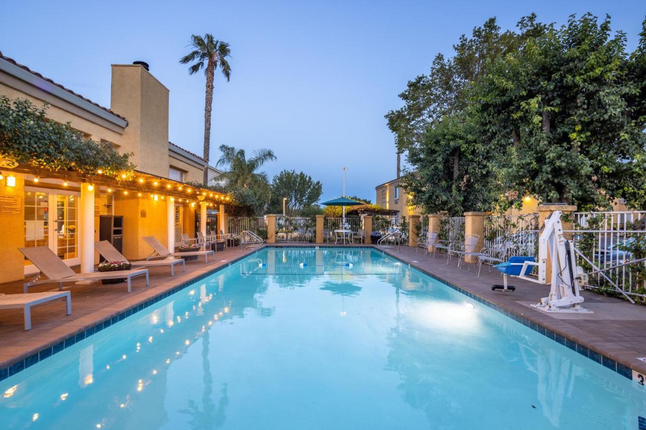 Best Western Plus Dixon Davis Bagian luar foto