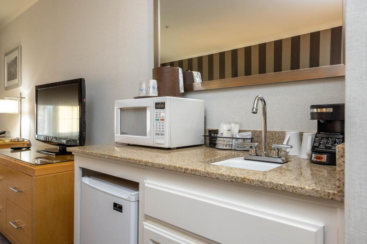 Best Western Plus Dixon Davis Bagian luar foto
