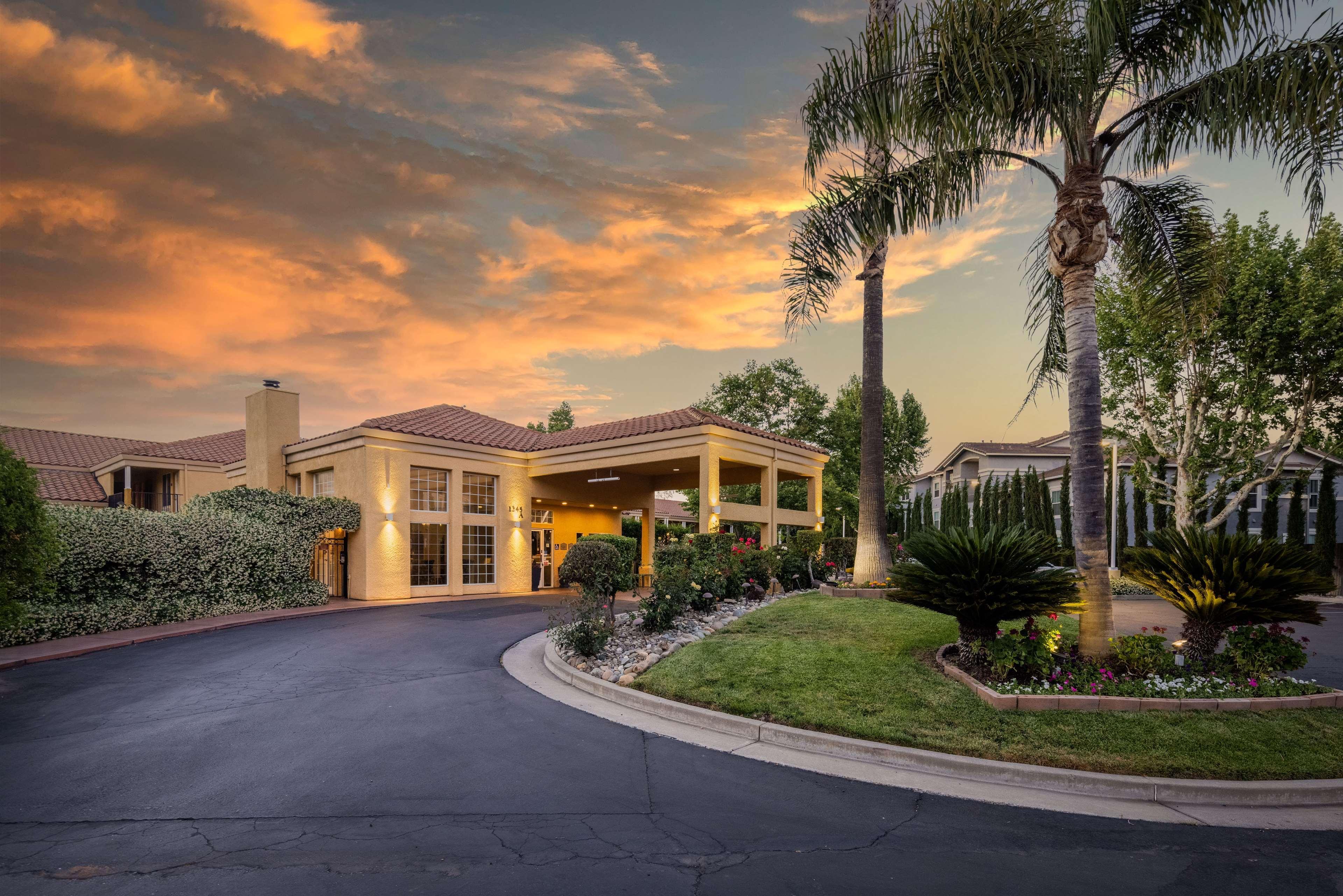 Best Western Plus Dixon Davis Bagian luar foto