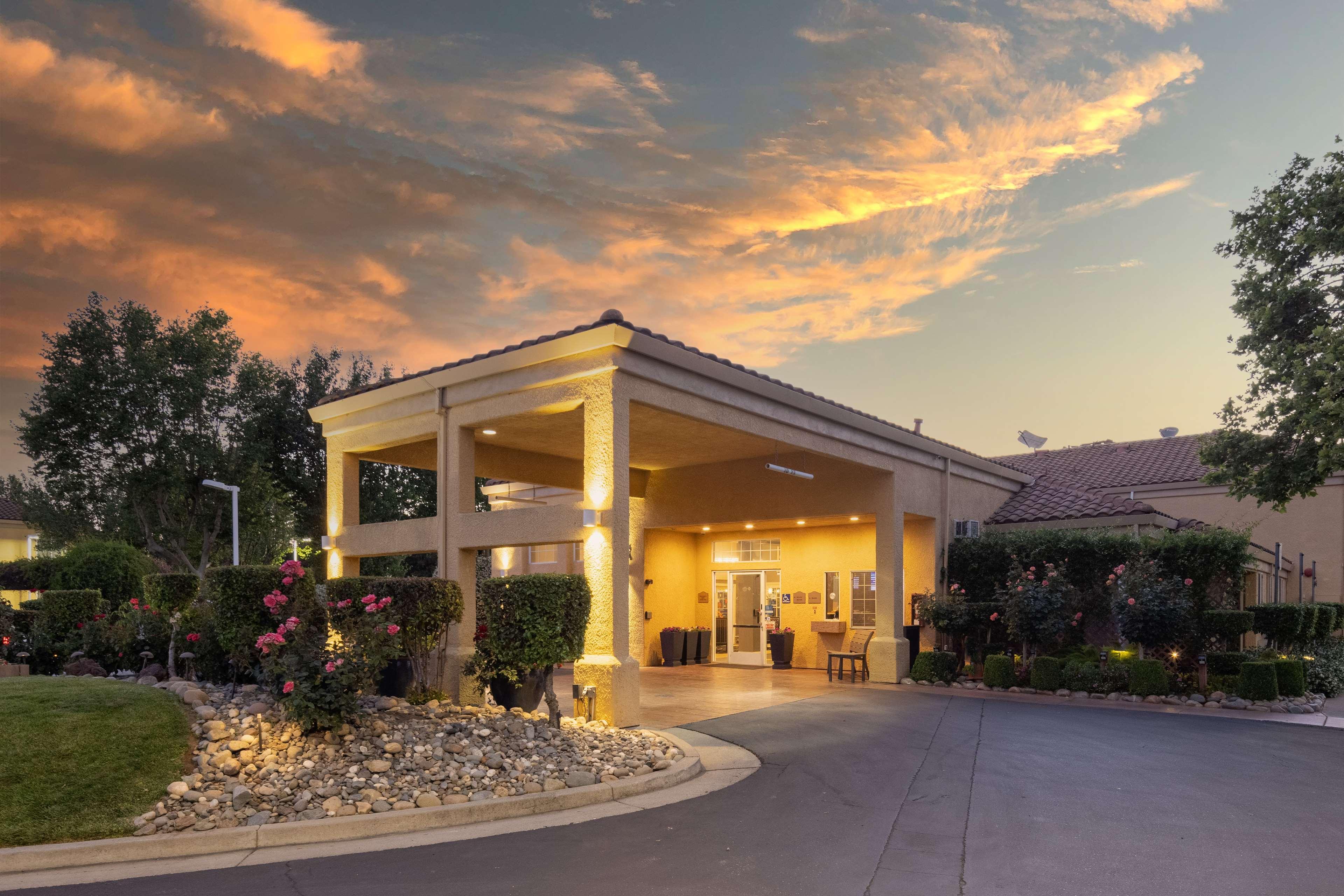 Best Western Plus Dixon Davis Bagian luar foto