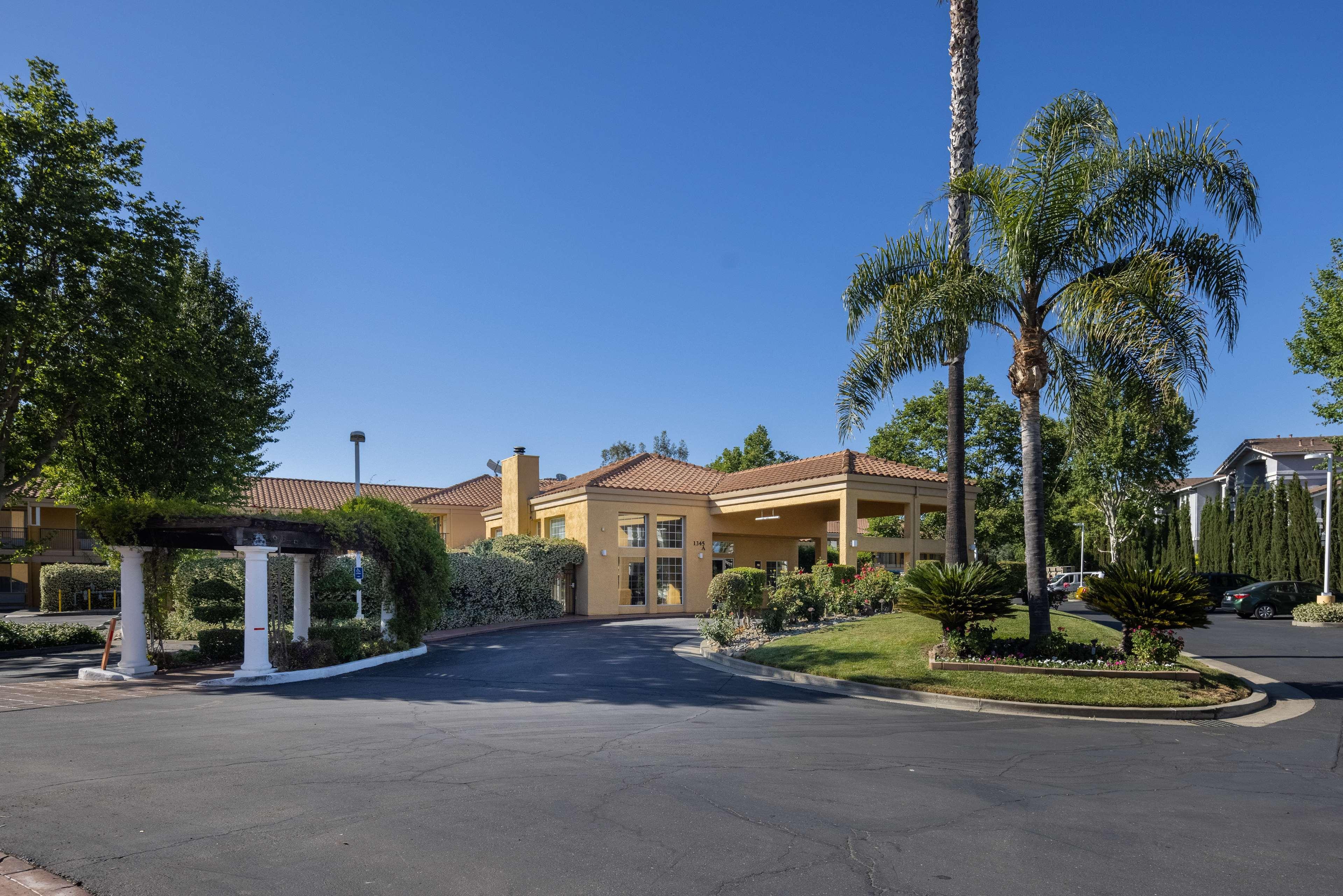 Best Western Plus Dixon Davis Bagian luar foto