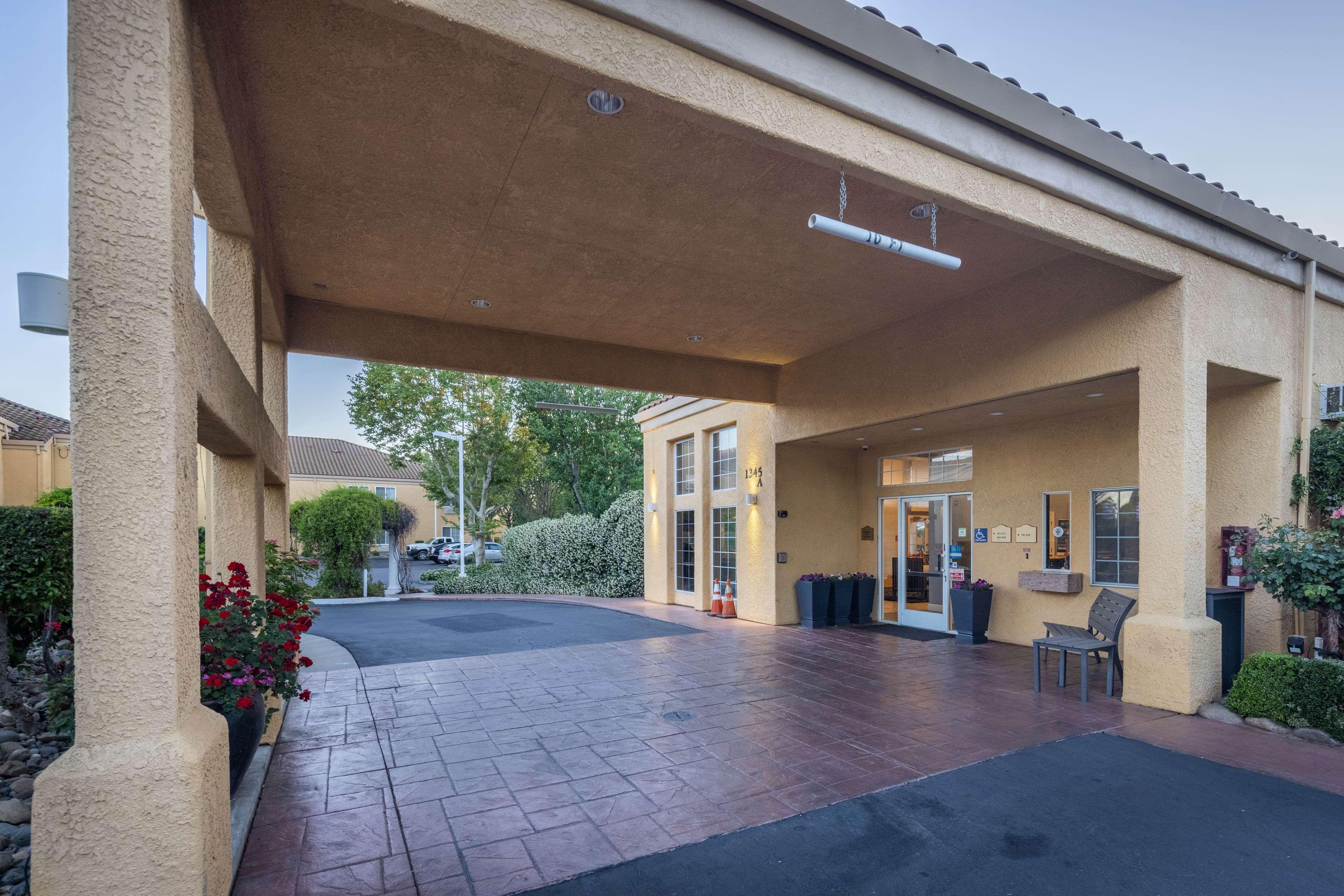 Best Western Plus Dixon Davis Bagian luar foto