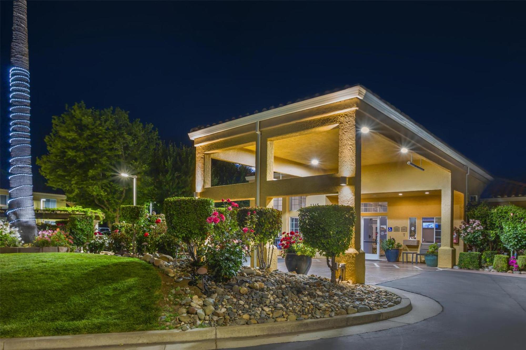 Best Western Plus Dixon Davis Bagian luar foto