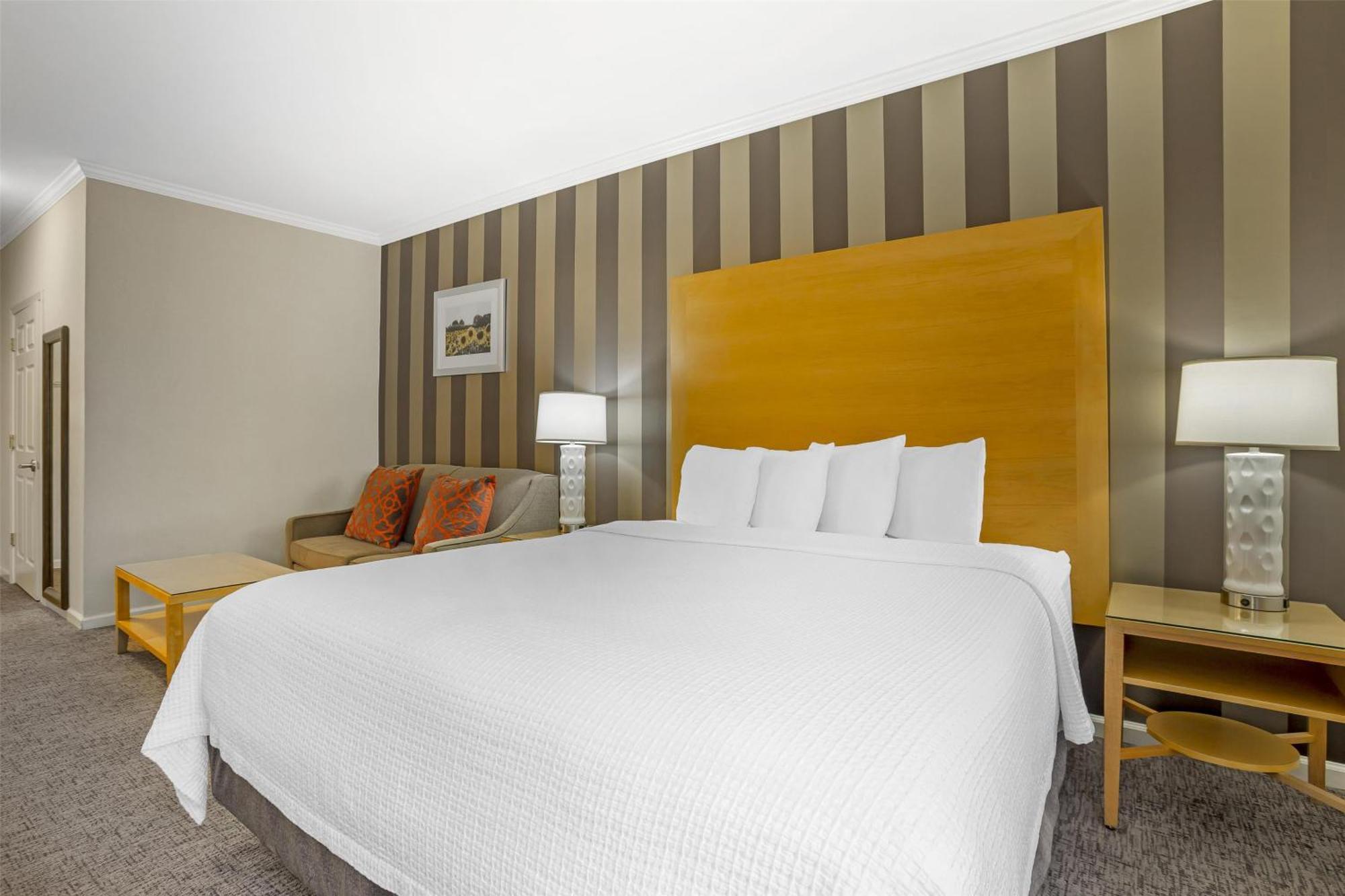 Best Western Plus Dixon Davis Bagian luar foto