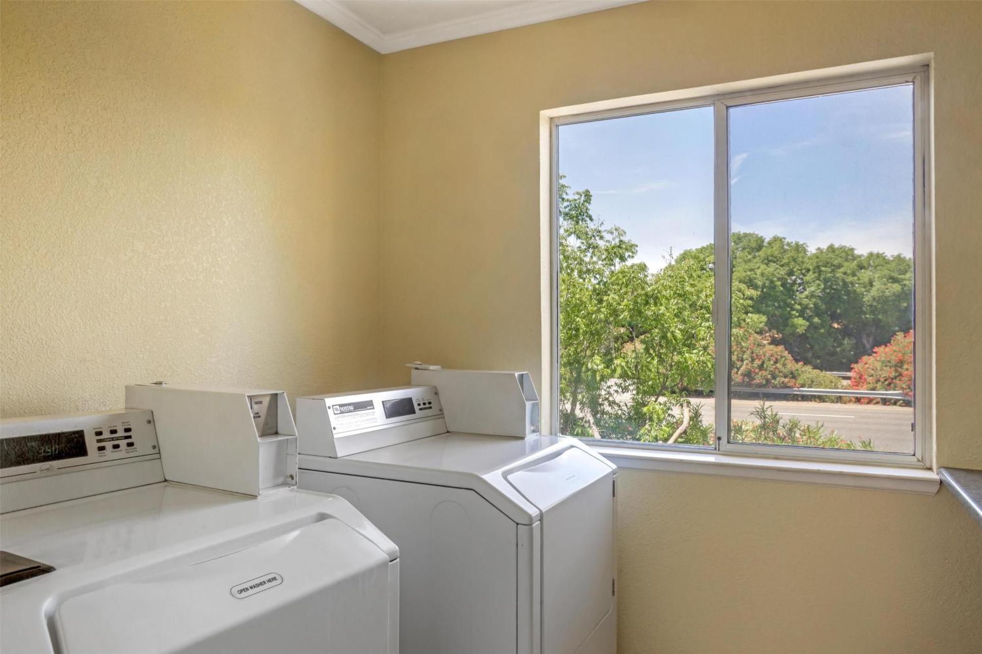 Best Western Plus Dixon Davis Bagian luar foto