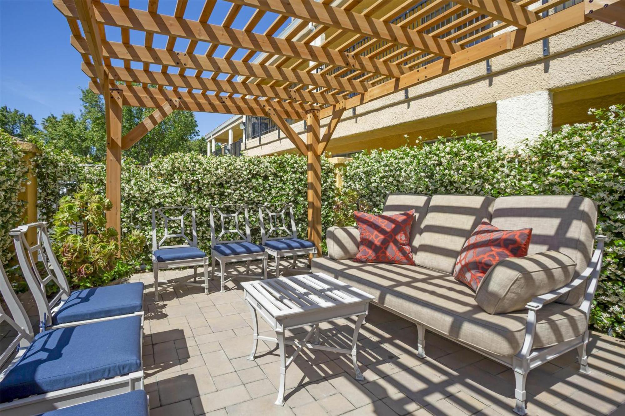 Best Western Plus Dixon Davis Bagian luar foto