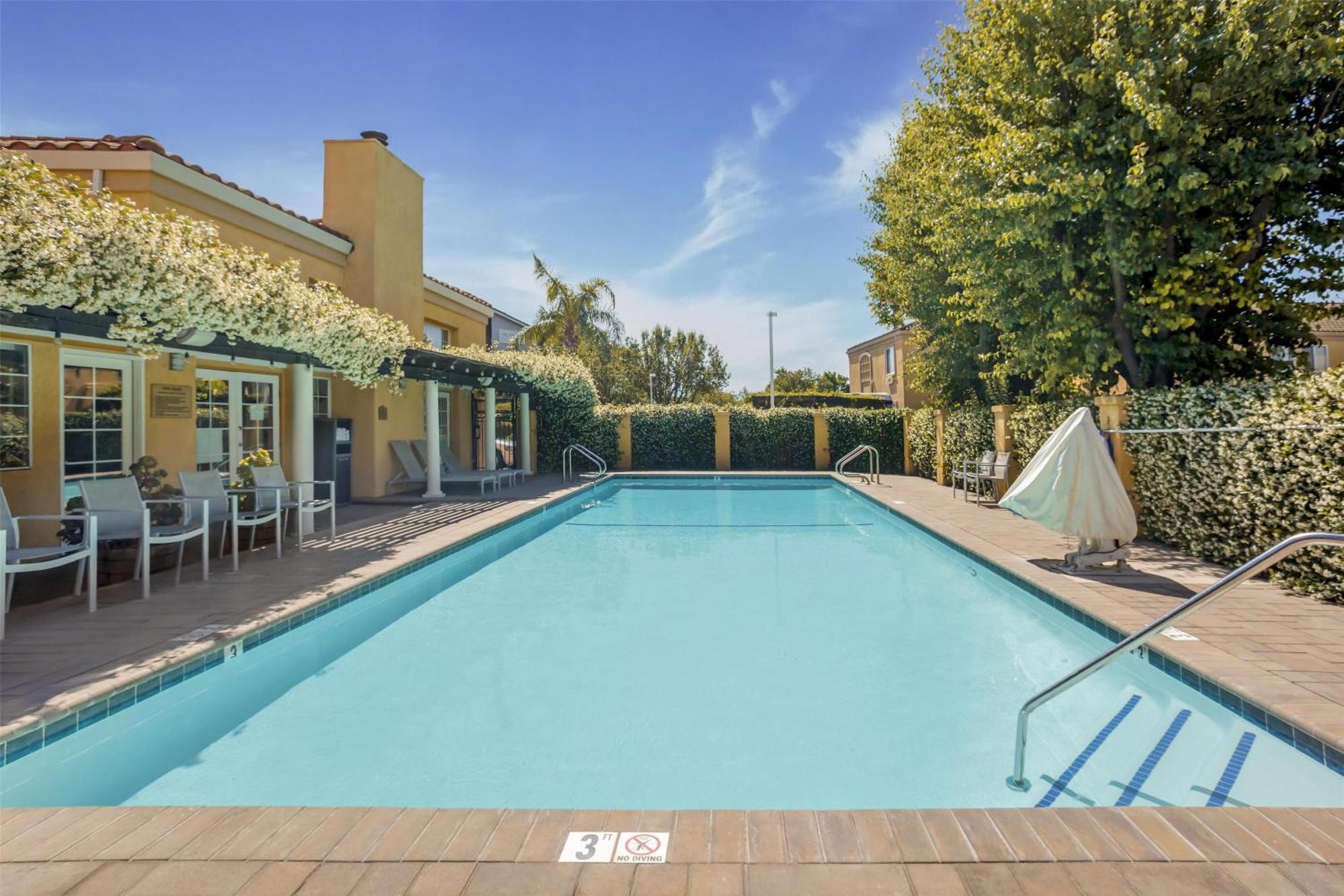 Best Western Plus Dixon Davis Bagian luar foto